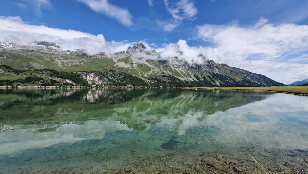 Klarer See in weiter Berglandschaft